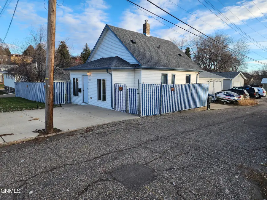 705 6th Street Nw, Mandan, ND 58554 - #3