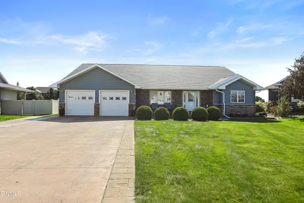 1525 Creekside Drive W, Williston, ND 58801