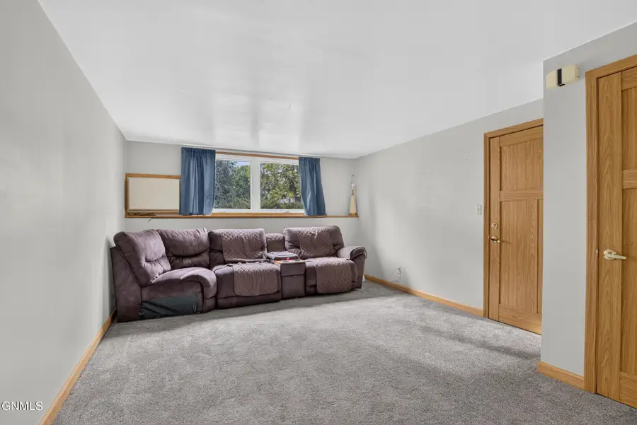 224 5th Avenue Ne #8, Valley City, ND 58072 - #3