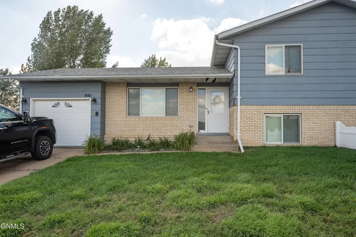 1042 6th Avenue Se, Dickinson, ND 58601 - #1