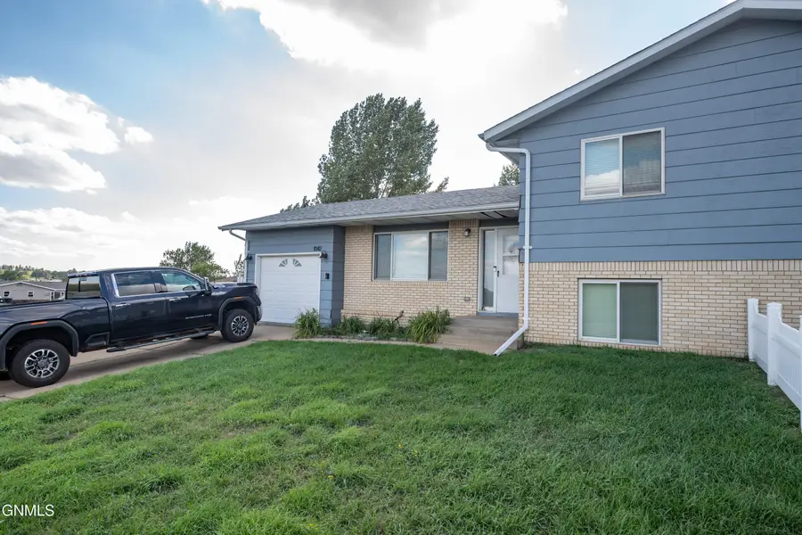 1042 6th Avenue Se, Dickinson, ND 58601 - #2