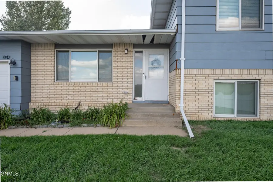 1042 6th Avenue Se, Dickinson, ND 58601 - #3