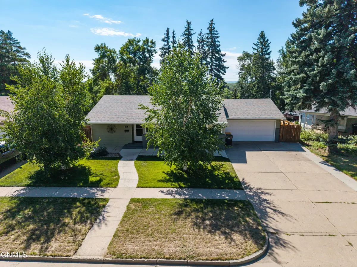 915 W Ave C, Bismarck, ND 58501 - #1