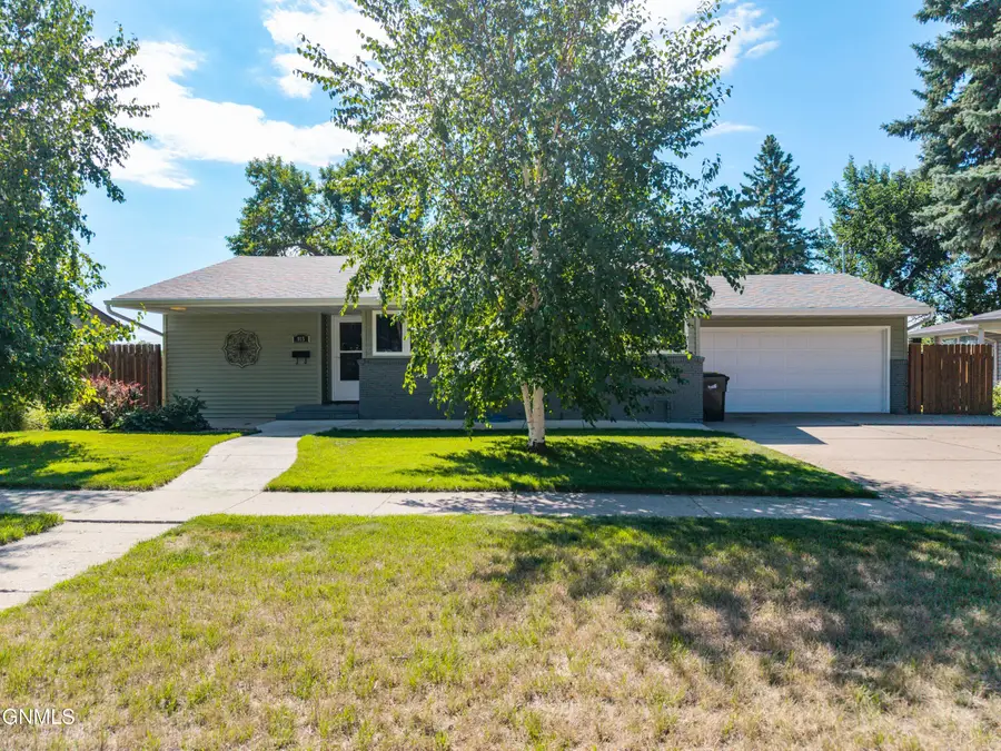 915 W Ave C, Bismarck, ND 58501 - #3