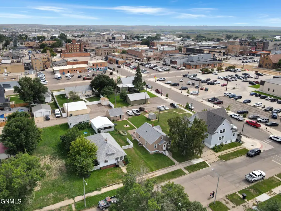 408 Washington Avenue, Williston, ND 58801 - #2