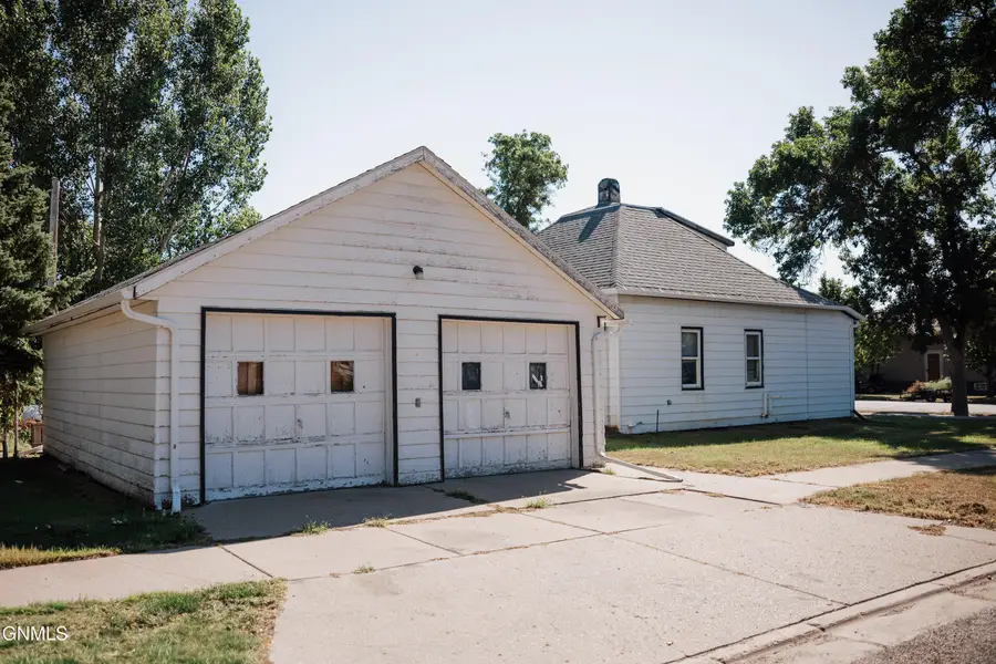 114 4th Street Nw, Hazen, ND 58545 - #3