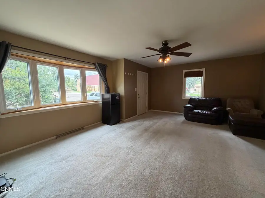 218 3rd Avenue Nw, Hazen, ND 58545 - #2
