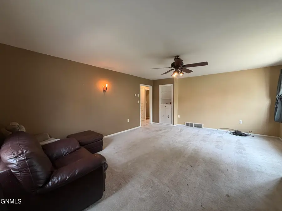 218 3rd Avenue Nw, Hazen, ND 58545 - #3