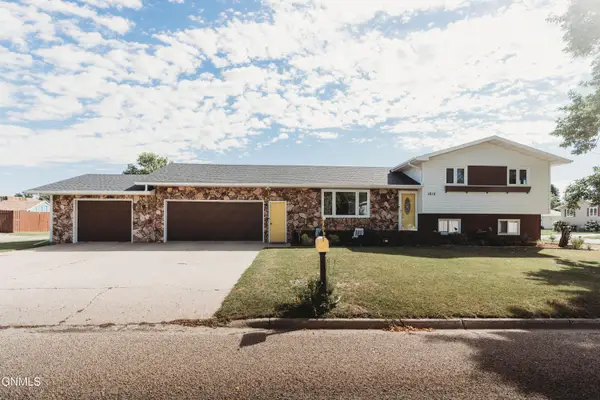 1610 8th Avenue Ne, Jamestown, ND 58401