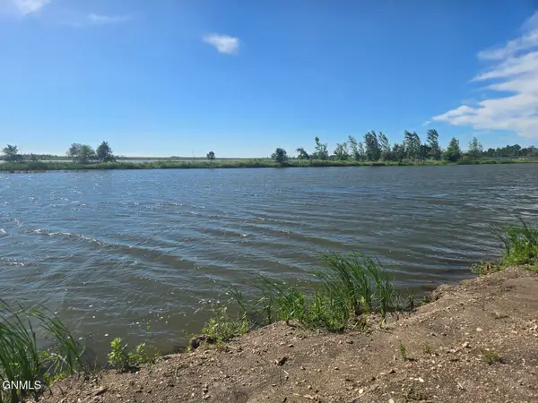 102 Round Lake Road, Pettibone, ND 58475