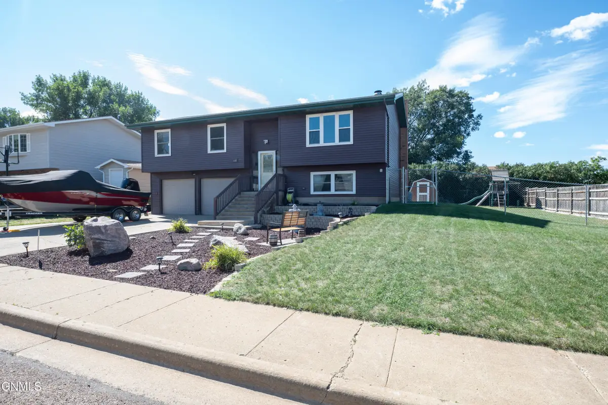 660 5th Avenue Sw, Dickinson, ND 58601 - #1