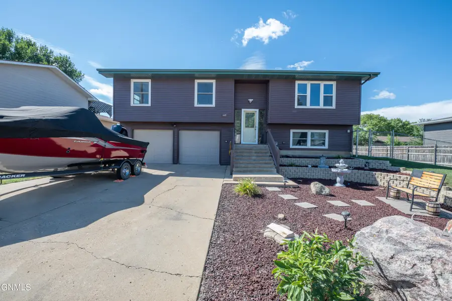 660 5th Avenue Sw, Dickinson, ND 58601 - #2