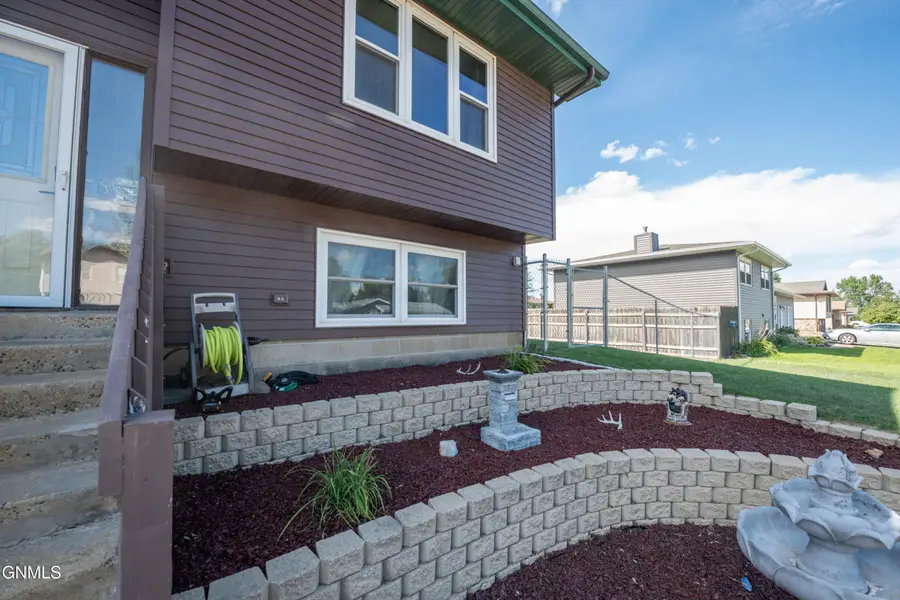 660 5th Avenue Sw, Dickinson, ND 58601 - #3