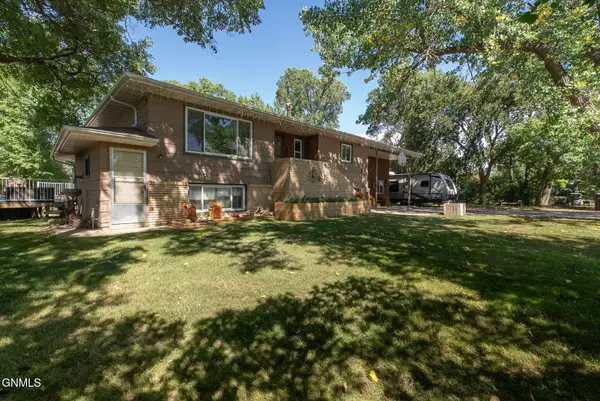 5280 17th Avenue Ne, Bismarck, ND 58501