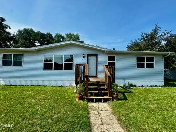 420 Piccadilly Circle, Bismarck, ND 58504