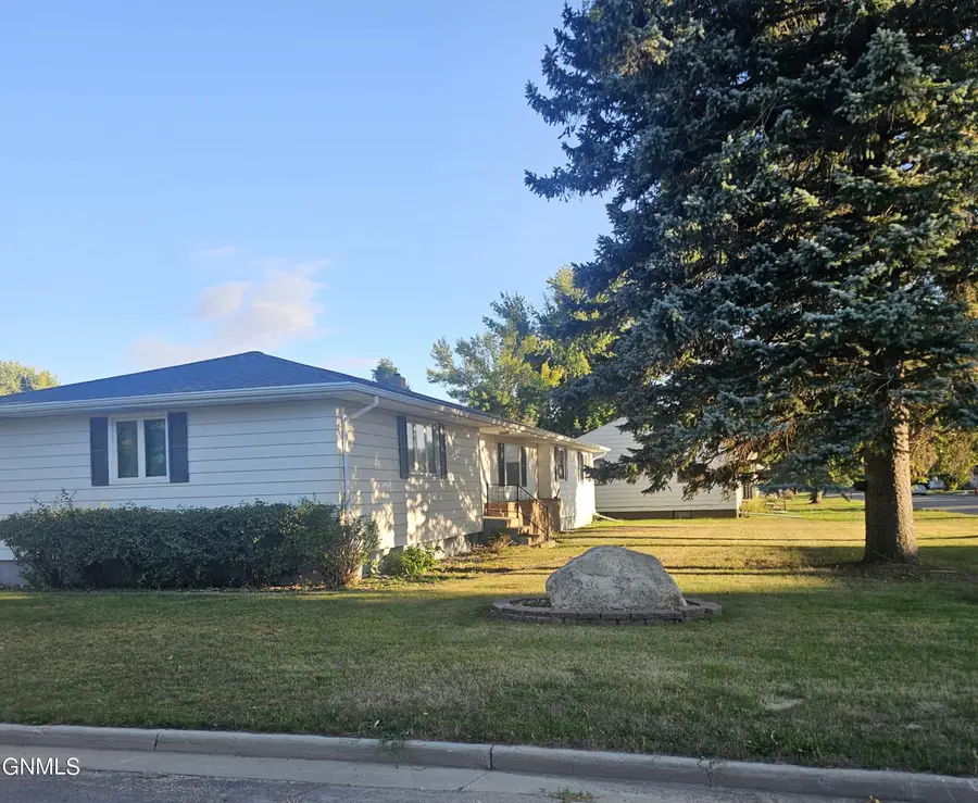 1438 4th Avenue Nw, Jamestown, ND 58401 - #2