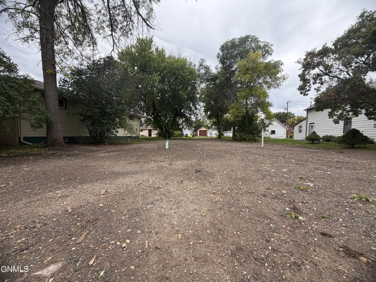 814 9th Avenue Se, Jamestown, ND 58401 - #1