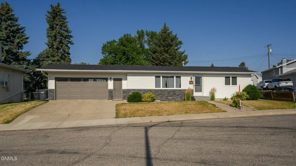 1713 5th Avenue Nw, Mandan, ND 58554 - #1