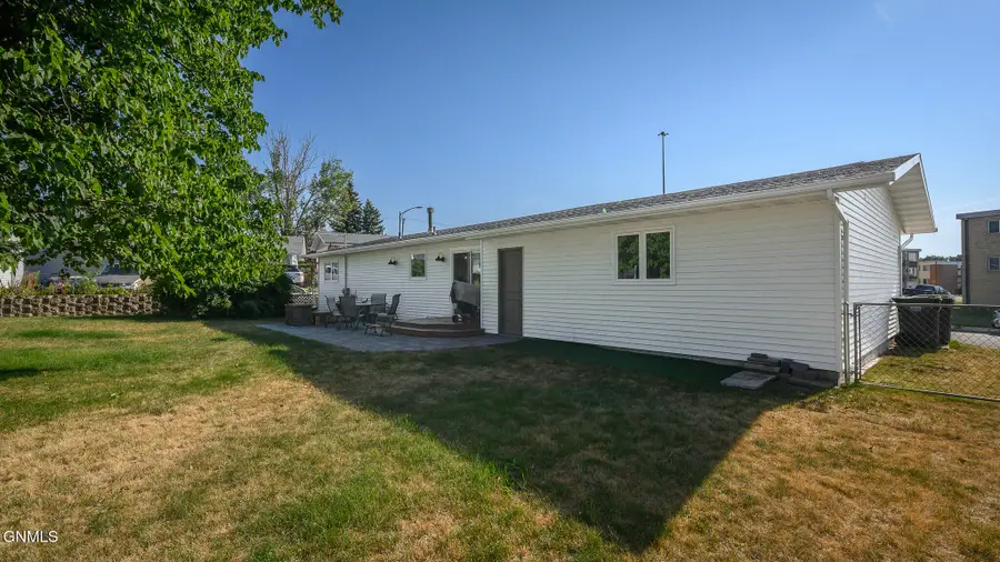 1713 5th Avenue Nw, Mandan, ND 58554 - #3
