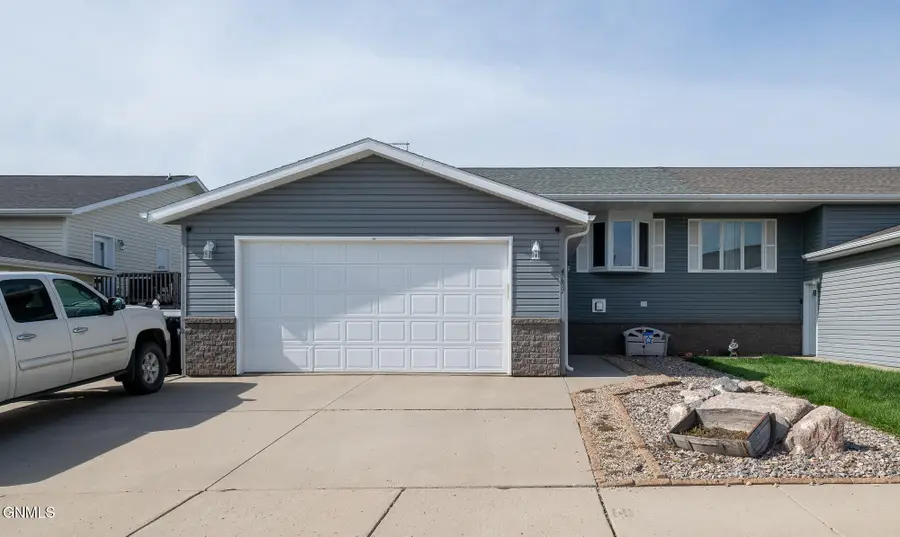 4537 30th Avenue Nw, Mandan, ND 58554 - #2