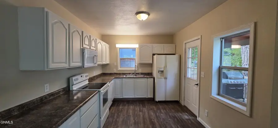 828 4th Avenue Sw, Valley City, ND 58072 - #3