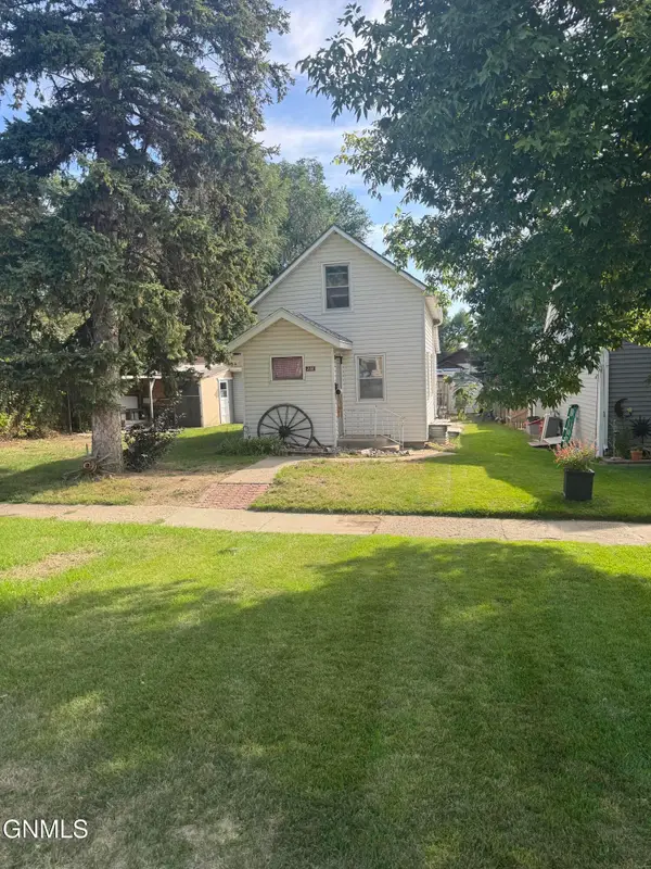 208 10th Avenue Nw, Mandan, ND 58554
