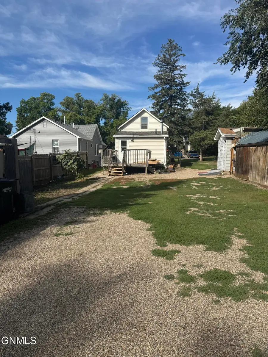 208 10th Avenue Nw, Mandan, ND 58554 - #2