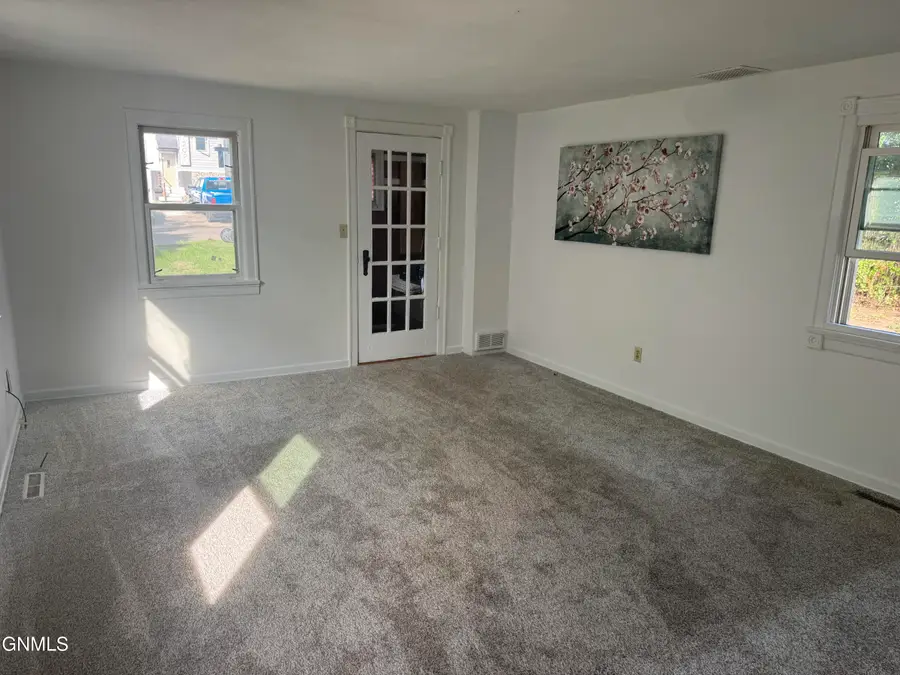 208 10th Avenue Nw, Mandan, ND 58554 - #3