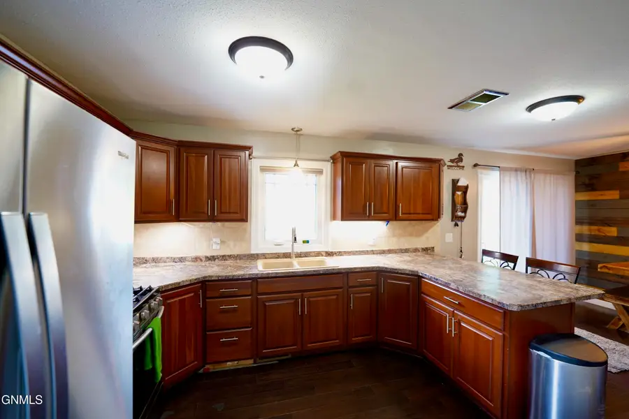 1609 5th Avenue Ne, Jamestown, ND 58401 - #3