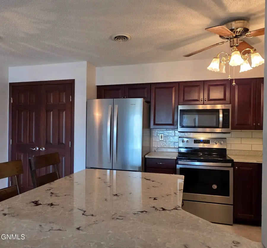 215 3rd Avenue Ne #11, Valley City, ND 58072 - #3