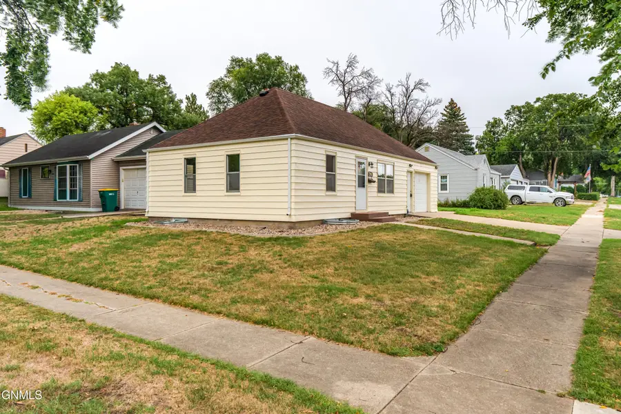 1002 E F Avenue E, Bismarck, ND 58501 - #2