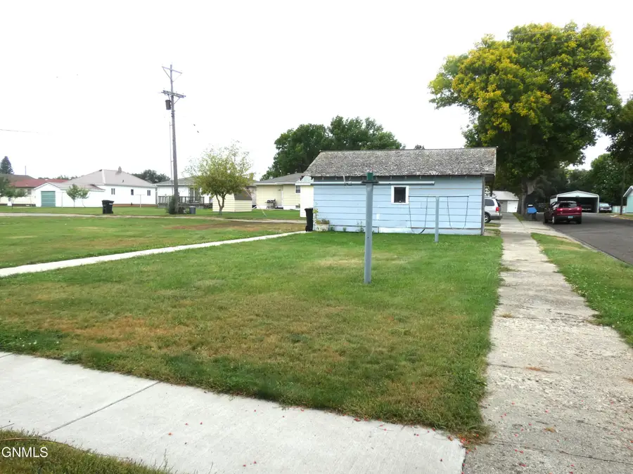 620 Broadway Street N, Linton, ND 58552 - #3