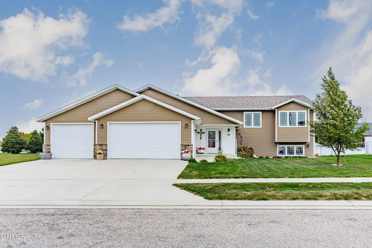 702 Lincoln Court Se, Mandan, ND 58554 - #1