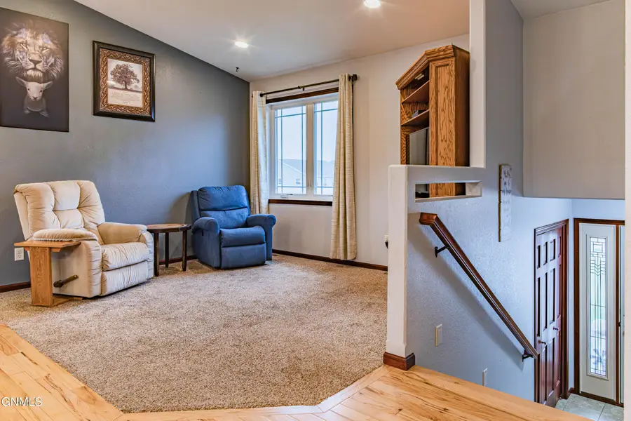 702 Lincoln Court Se, Mandan, ND 58554 - #3