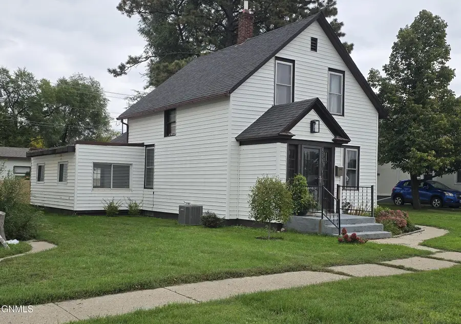 506 3rd Avenue Nw, Jamestown, ND 58401 - #3