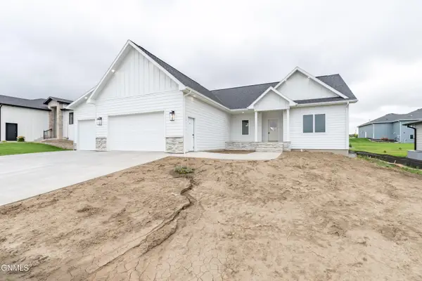 2002 Frisco Way, Bismarck, ND 58503