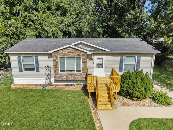 426 Dover Drive, Bismarck, ND 58504