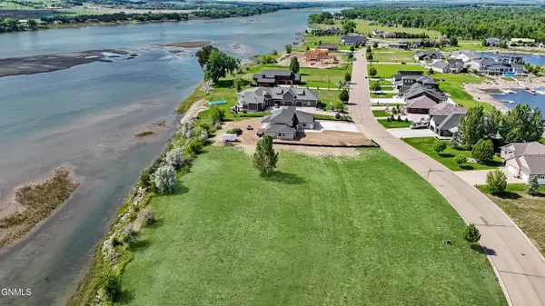 6116 Misty Waters Drive, Bismarck, ND 58503