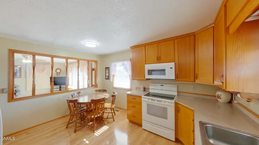 104 Oak Avenue E, Linton, ND 58552 - #3