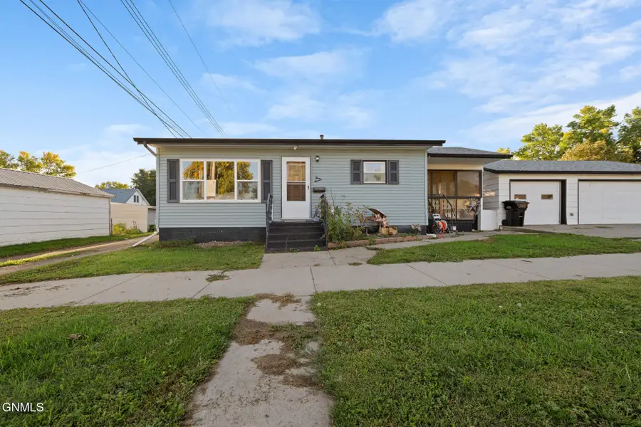 311 9th Avenue W, Williston, ND 58801 - #2