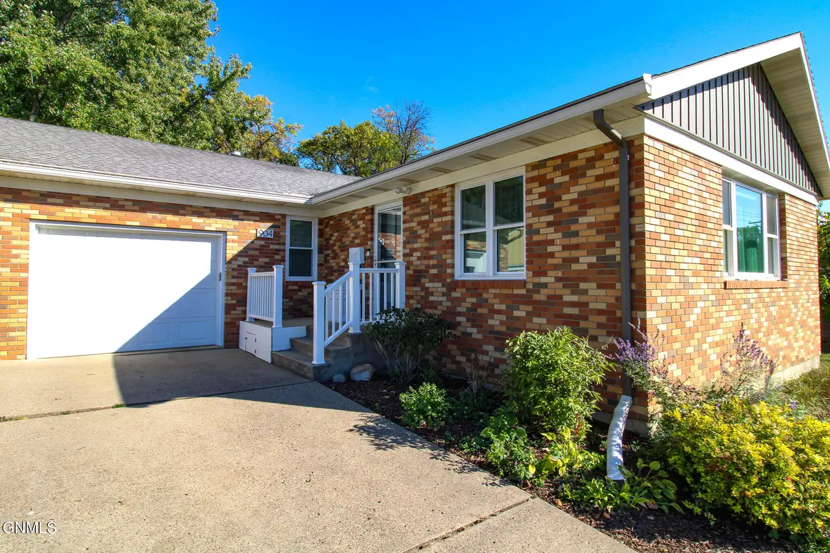 904 W Ave C, Bismarck, ND 58501 - #1
