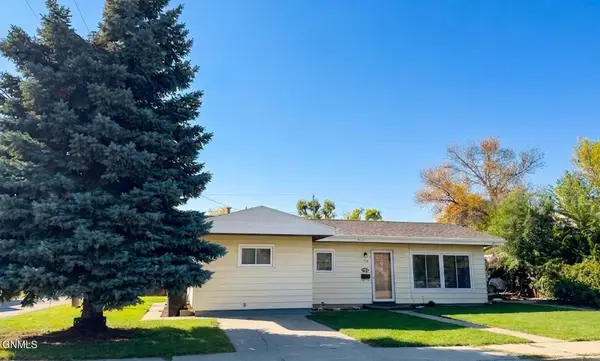 1613 8th Avenue W, Williston, ND 58801