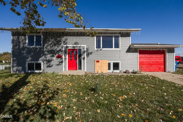 216 Crown Butte Drive, Mandan, ND 58554