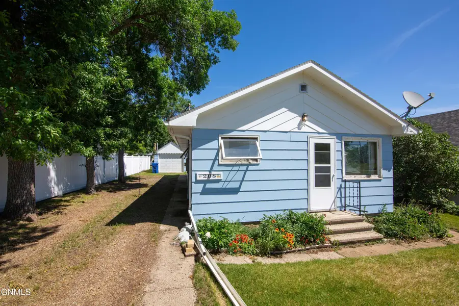 208 3rd Street Nw, Beulah, ND 58523 - #2