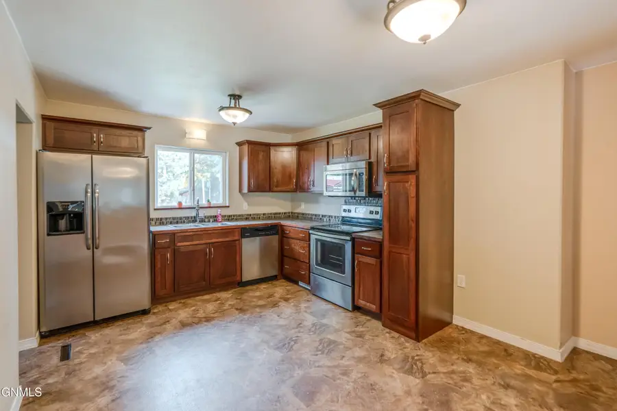 1016 W Sweet Avenue W, Bismarck, ND 58504 - #3