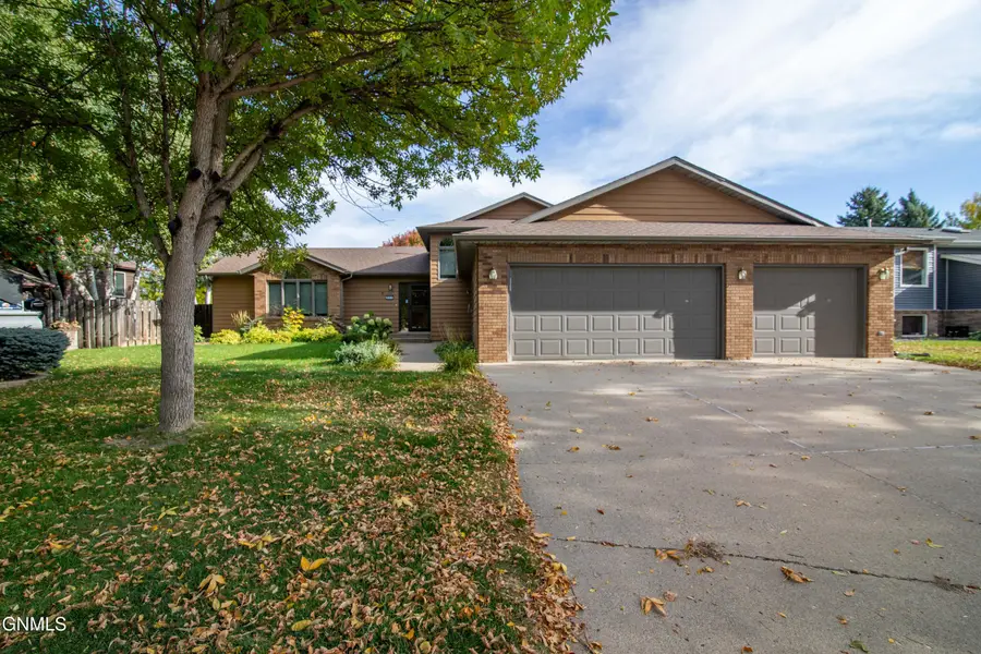 431 W Wachter Avenue, Bismarck, ND 58504 - #2