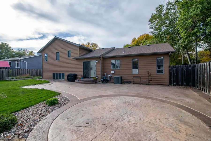 431 W Wachter Avenue, Bismarck, ND 58504 - #3