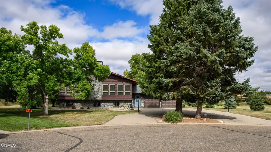 319 5th Avenue Nw, Hazen, ND 58545 - #2