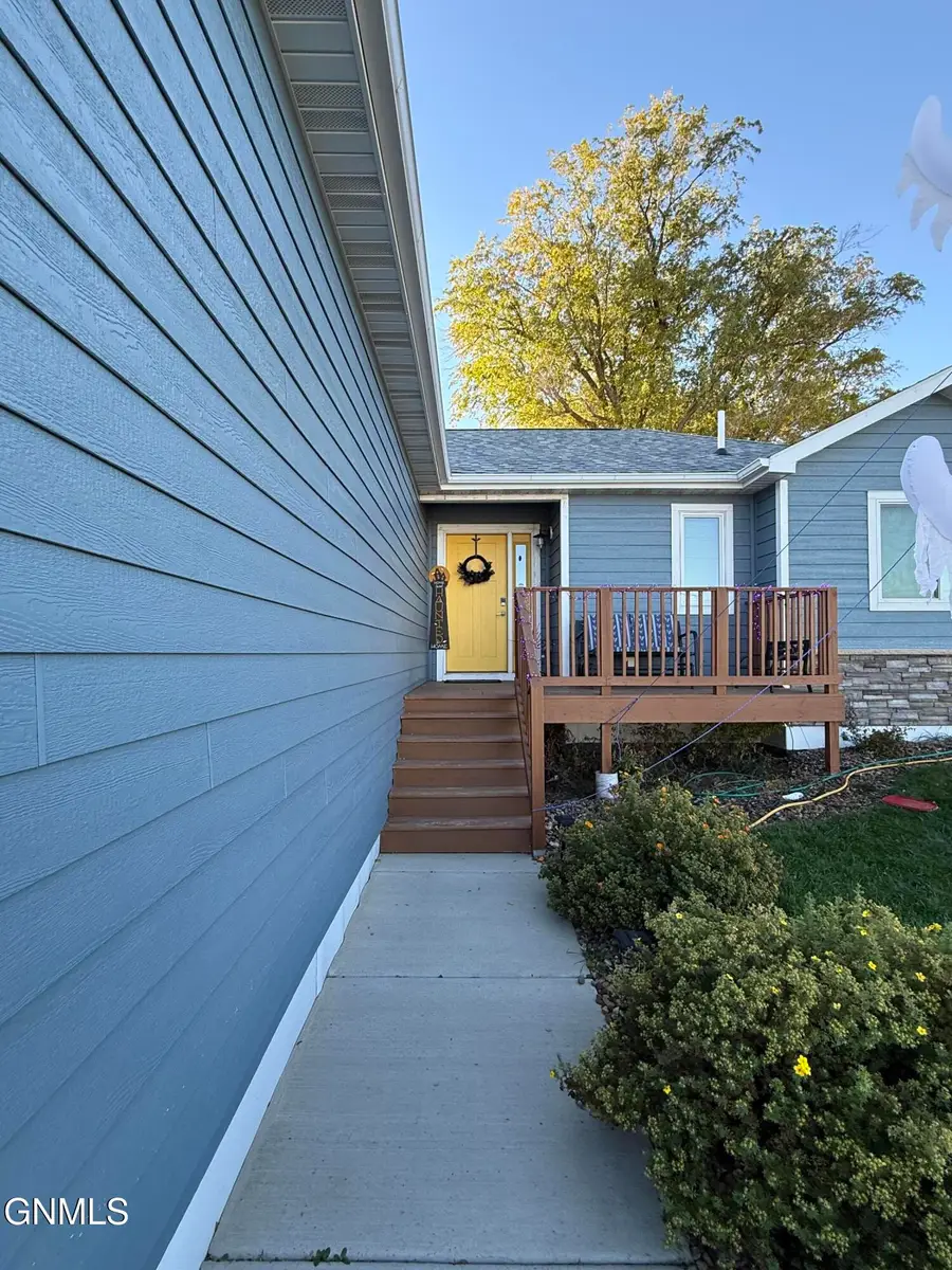 215 7th Avenue Ne, Watford City, ND 58854 - #2