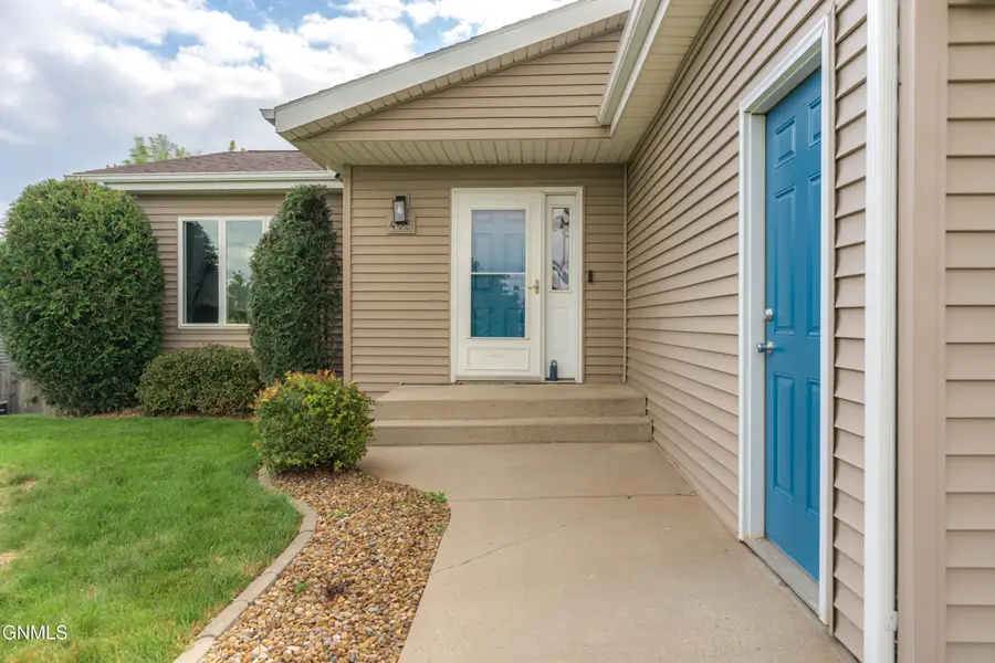 4725 Calgary Avenue E, Bismarck, ND 58503 - #2